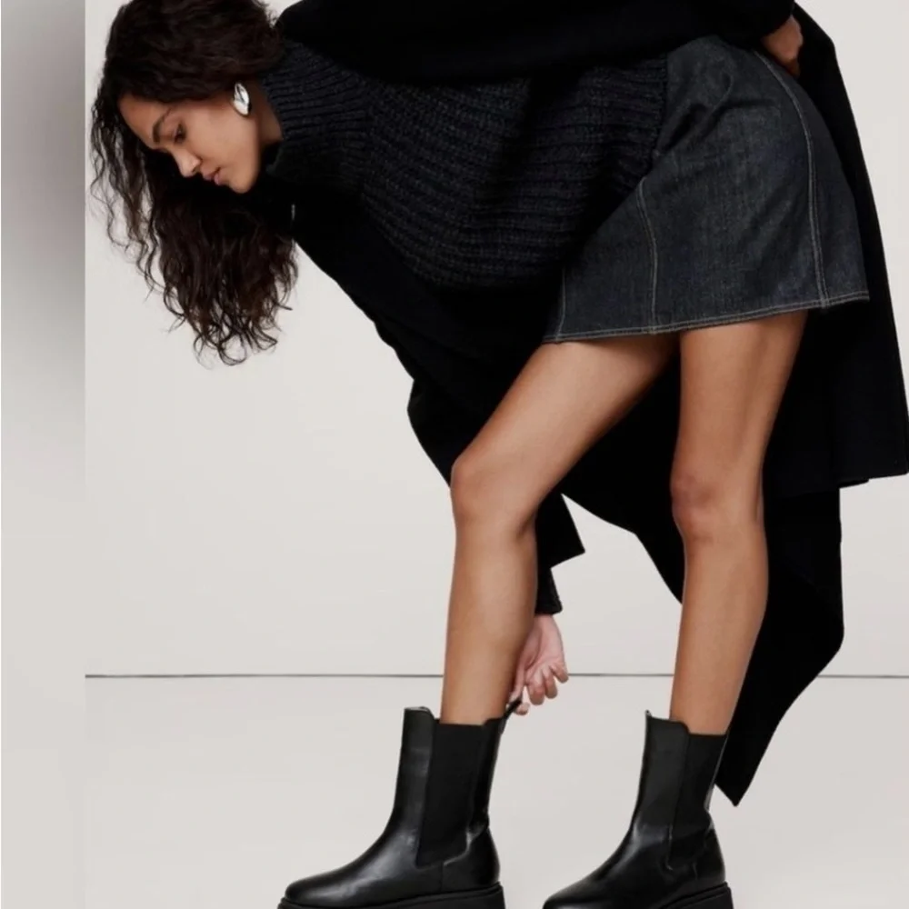 Banana Republic Black Italian Leather Chelsea Boot - Picture 2 of 6